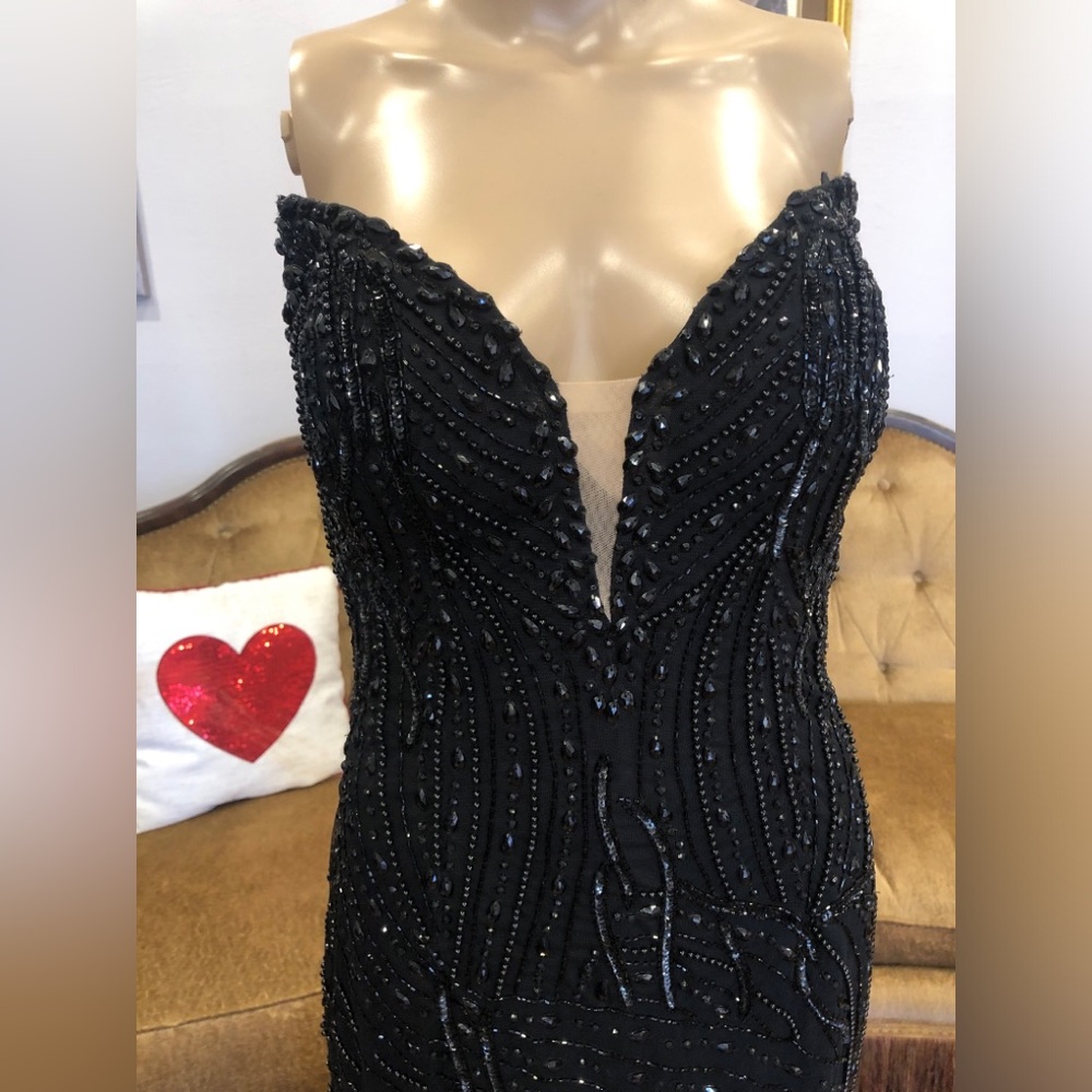 Elegant Black Beaded Dress - Picture 4 of 9